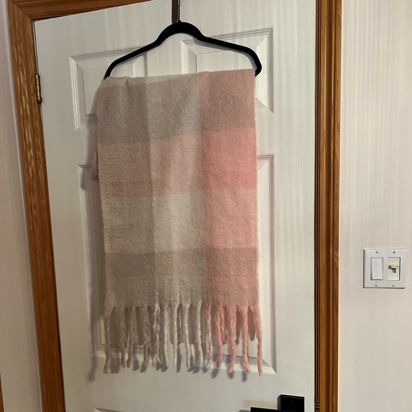 Shawl wrap or scarf - Picture 2 of 3